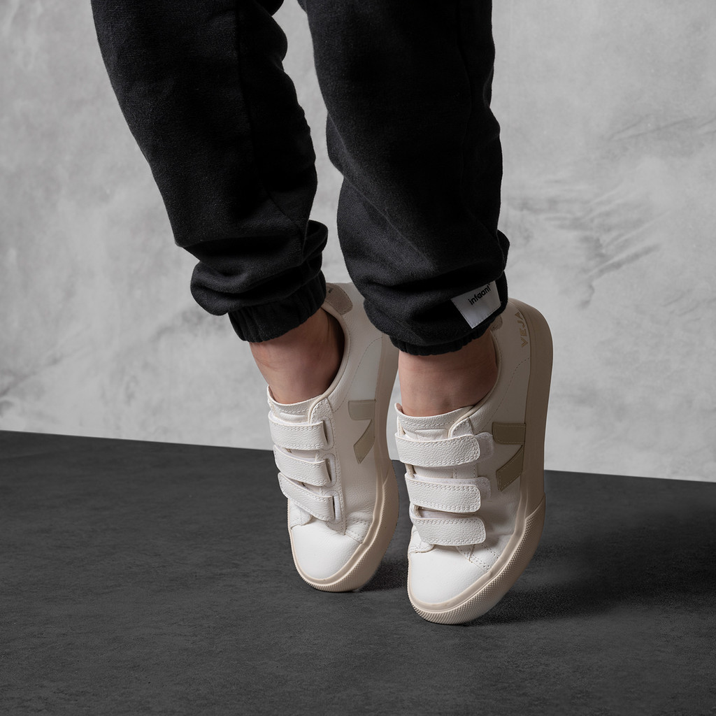 Veja v 2025 lock white